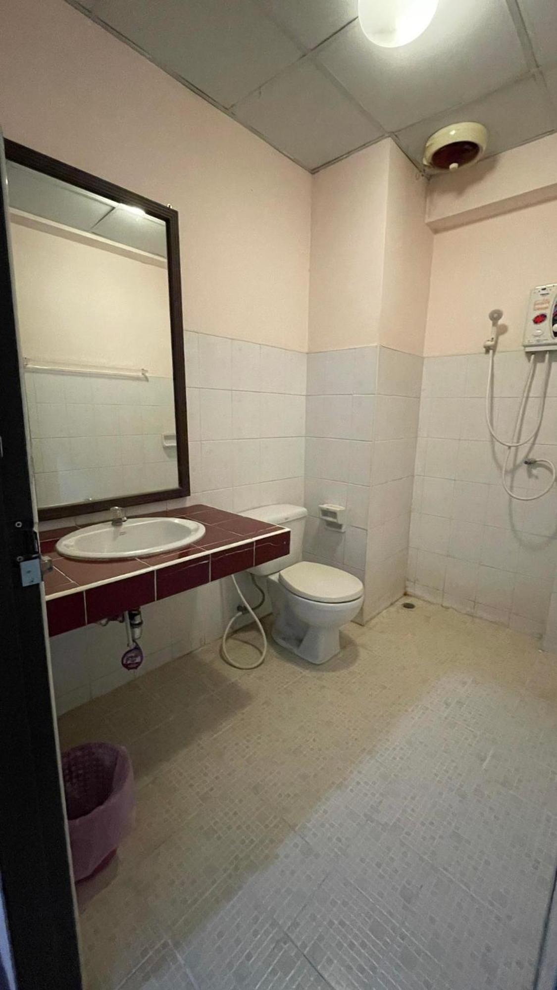 Thaen Thong Hotel Ламфун Екстериор снимка
